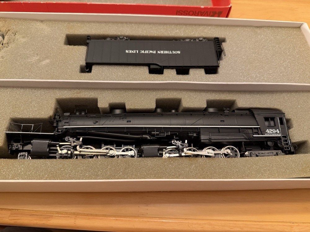 Rivarossi 1570 4-8-8-2 AC-11 Cab Forward Southern PAcific Diesel Locomotive