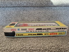 Mix Set of Atlas HO Model Railroad Engine and cars