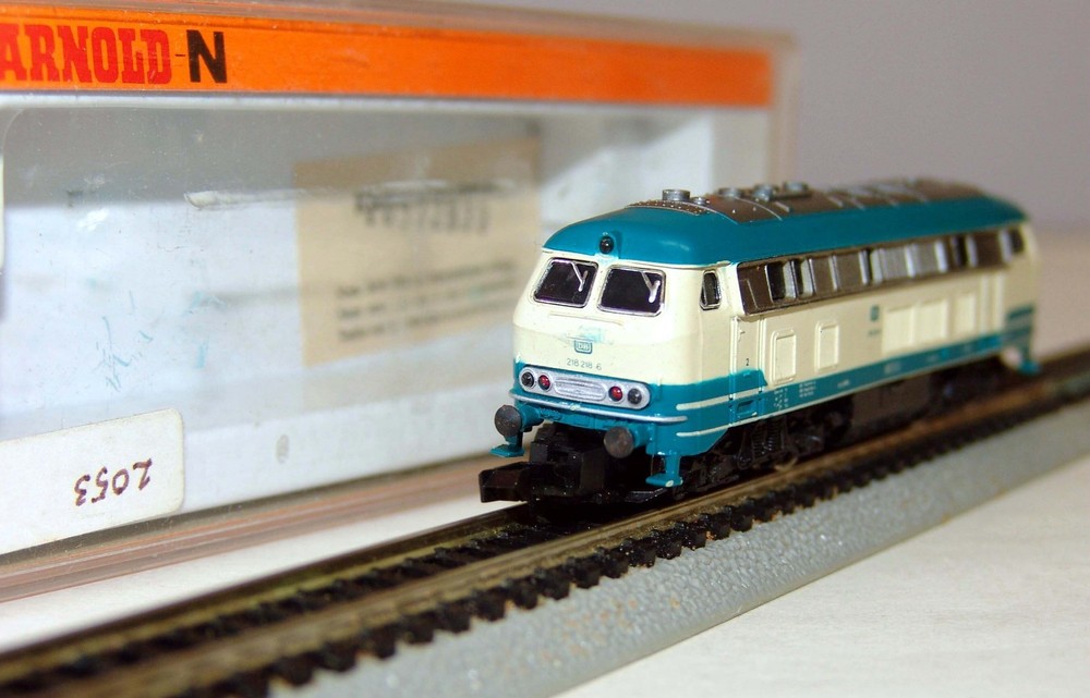 ARNOLD RAPIDO N SCALE 2053 DB BR 218 218-6 DIESEL LOCOMOTIVE BEIGE / GREEN (L8)