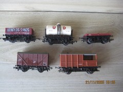 HORNBY MODEL RAILWAYS 5 x 4 WHEEL MIXED GOODS WAGONS (Run Well)