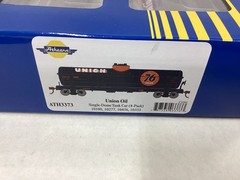 Athearn #3373 HO scale “Union Oil” single dome tank car 4 pack