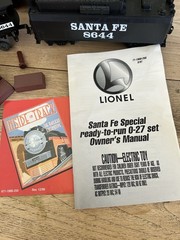 LIONEL Santa Fe 0-27 Set Diecast Locomotive 8644 4-4-2 + 7 Cars & Accessories