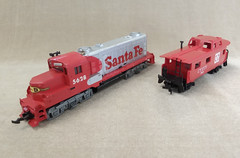 HO Gauge TYCO Santa Fe #5623 Diesel Locomotive and Caboose Set * XXMR412D