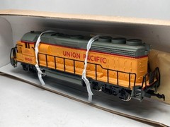 Bachmann Union Pacific 866 Loco Train on Athearn Box, plus accs.
