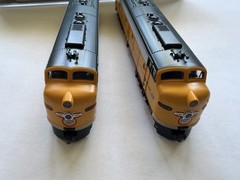 🚂 KATO N SCALE CHICAGO & NORTHWESTERN CNW EMD E8 DIESEL LOCO PAIR 5021A 5021B