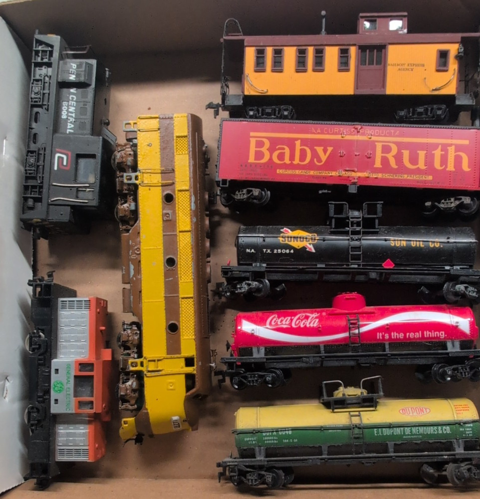 HO Athearn Union Pacific EMD F9 diesel loco #8001 + 2 switchers+ 5 rolling stock