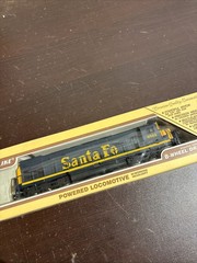 Life-Like No. 8332 Santa Fe Powered Locomotive #6682 HO Scale New