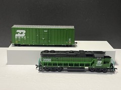 Burlington Northern • HO • GP38 Locomotive 2098 & 932-7101 Cube Boxcar BN 287272