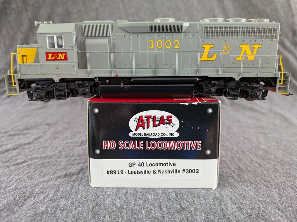 Atlas HO GP40, L&N #3002, Atlas #8919, DC Analog.