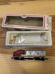 Model Power HO Scale Santa Fe Diesel Locomotive Red Silver Analog Control