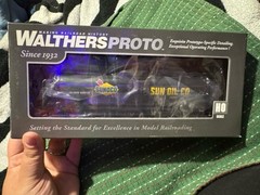 Walthers Proto HO SUNX Sunoco 54′ 23K Gallon UTLX Funnel Flow Tank Car