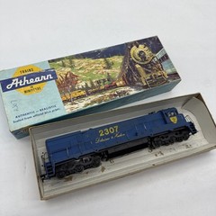Athearn HO GE U30C Locomotive Delaware & Hudson #2307 Powered