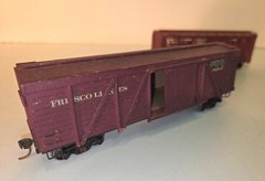 Vintage HO / IHC NEW HAVEN 2-8-0 Consolidation Locomotive & Tender w/ (4) Cars