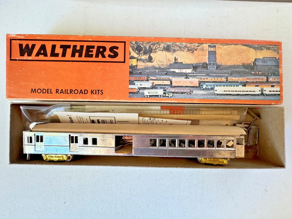 Walthers(part built) Kit #933-6451 HO Gas Electric Locomotive-C&NW-w/motor-runs