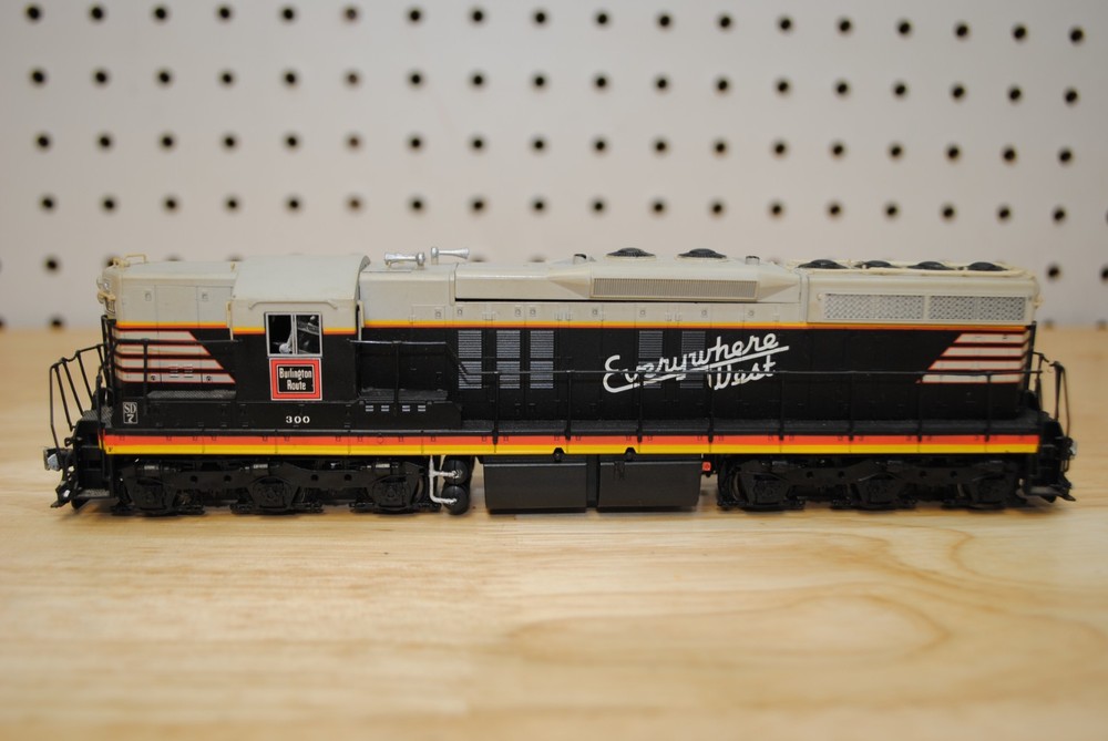 Proto 2000 8224 CB&Q Burlington Route #300 SD7 Diesel Locomotive HO