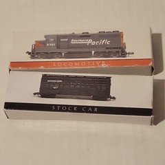 2 Pcs Southern Pacific Locomotive 9725 Dummy train Stock Car 39386 Decorative
