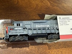 Southern Pacific Locomotive #9725 & #424 Piggyback ~ High Speed Model Train