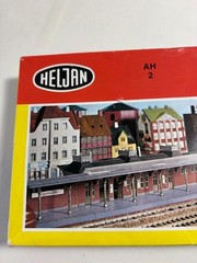 1:87 Station Building 1/87 HO Gauge model Railway Building by Heljan all complet