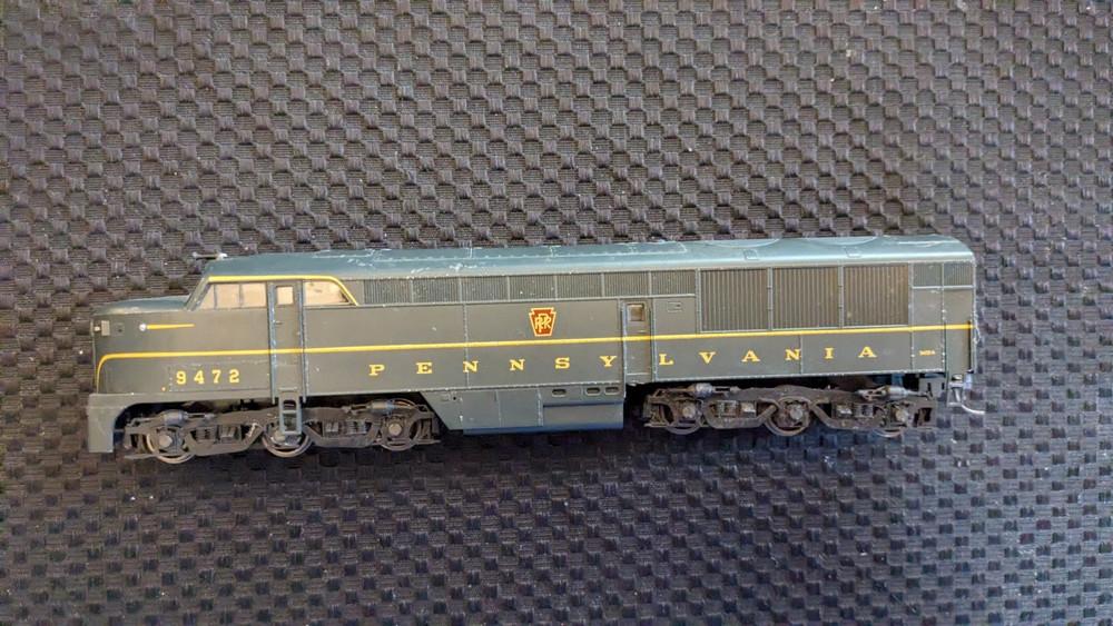 Life-Like HO Erie Built Diesel Locomotive PRR #9472, Runs good, LN