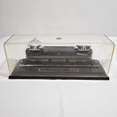 LIONEL Hallmark 2332 Pennsylvania GG-1 Electric Locomotive in Display Case