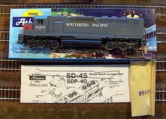 Athearn HO SDP40 Powered Locomotive Southern Pacific #9263- Never assembled