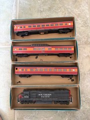 Vintage Southern Pacific HO Diesel Locomotive & Passenger Car Set