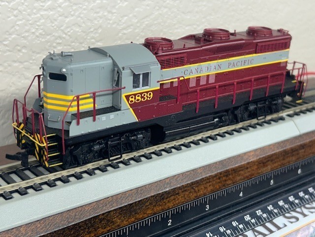 CANADIAN PACIFIC EMD GP18 HIGH HOOD – DC Loco – HO Scale -“MAROON / GRAY”-NEW
