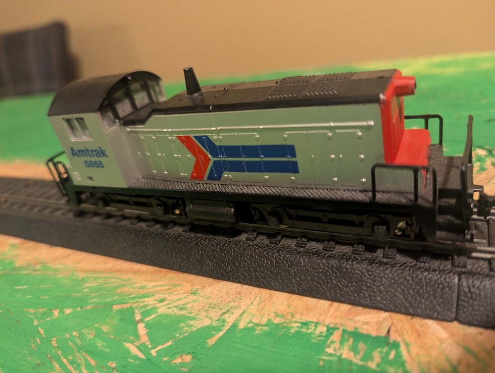 MEHANO HO 1306 LOCOMOTIVE DIESEL AMTRAK 5858 2 RAILS TRAIN (Running)