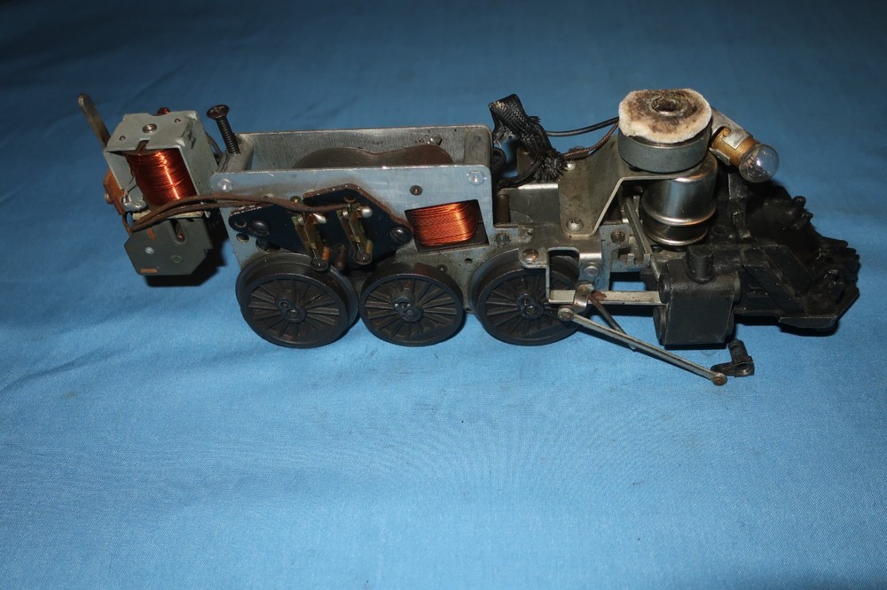 Lionel Motor/Chassis w/E-unit/Smoke Unit for #2046/#2056/#646. Runs/Smokes