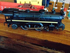LIONEL O SCALE #8633 CHESSIE STEAM LOCO W/ CABOOSE, 2 CARS, & ACCESRES. TESTED.