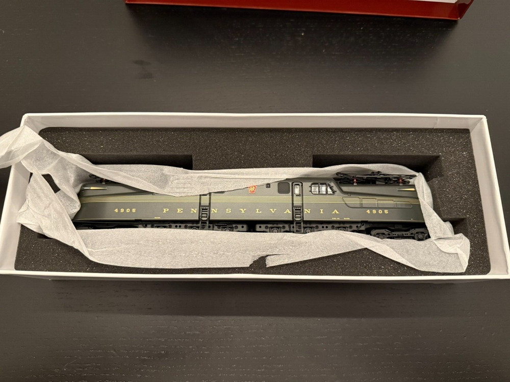 Broadway Limited 699 Pennsylvania HO Gauge GG1 Electric Locomotive Double Set