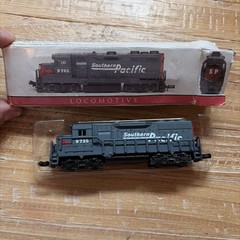 Southern Pacific 9725 N Gauge Locomotive Gray Red Black Painted Plastic