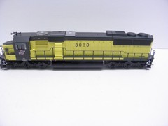 ATHEARN SD-60 CHICAGO & NORTHWESTERN #8010 – HO SCALE CHECKED & RUNS DCC PLUG