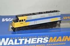 HO scale Walthers VIA Rail Canada EMD F40PH passenger locomotive train DC #6429