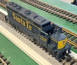 N Scale Mehano Santa Fe GP40 dummy loco w Rapido couplers -cab roof