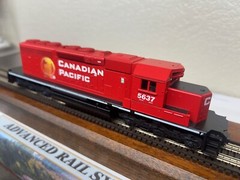 CANADIAN PACIFIC SD40-2 LOCOMOTIVE – HO Scale ” GOLDEN BEAVER ” LETTERS NEW OOP