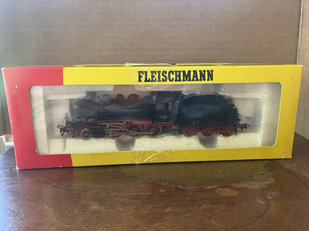 Vintage Fleischmann HO Scale #4140 24 074 Locomotive & Tender w/ Box