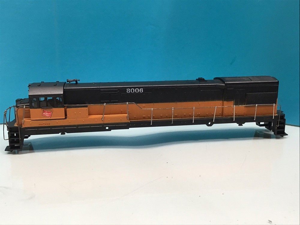 ATHEARN HO SCALE U28C LOCOMOTIVE SHELL WITH METAL HANDRAILS MILWAUKEE ROAD 8006