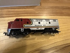 Model Power HO Scale Santa Fe Diesel Locomotive Red Silver Analog Control
