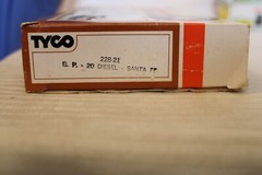 HO Scale Tyco GP20 Diesel Locomotive Santa Fe War Bonnet #5628 Red & Silver