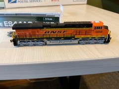 Kato 176-8958-S N BNSF “Swoosh” GE ES44AC Diesel Locomotive with DCC/Sound #5858