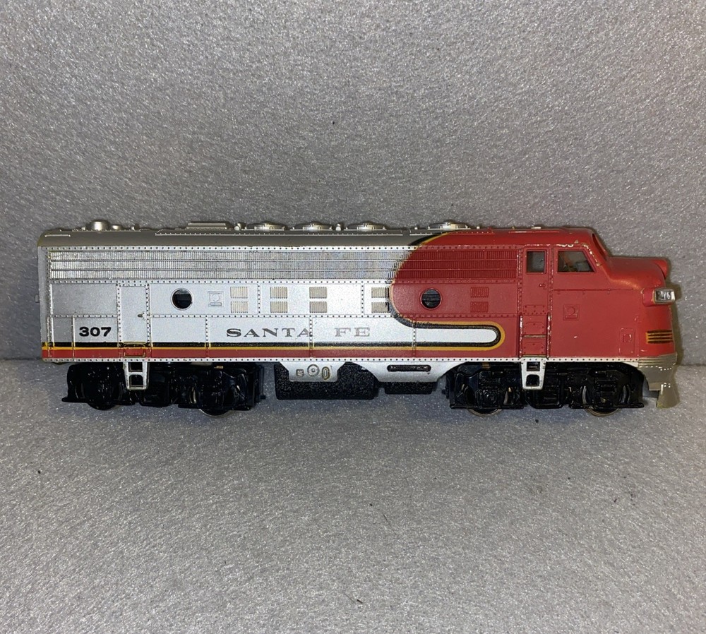 Bachmann HO Scale EMD F-9 Diesel Locomotive Santa Fe, Red #307 Untested