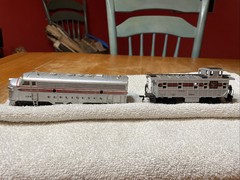 BACHMANN HO – F9 Diesel Locomotive – Burlington #104. And Caboose. As Is.