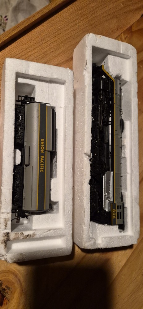 Union Pacific 4-8-4 Overland Limited 806 Locomotive & Tender Bachmann HO