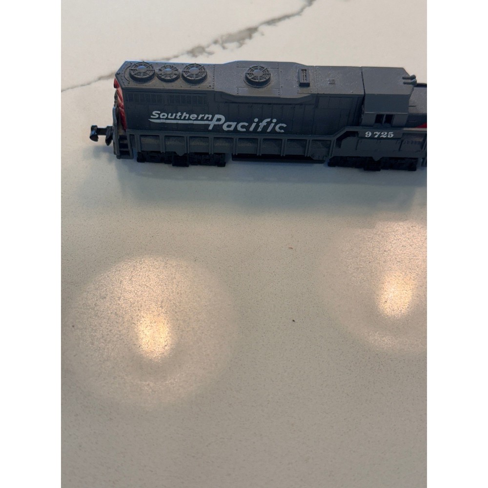 Southern Pacific 9725 Diesel Locomotive Model Train Engine Grey Red 4.5 Inch