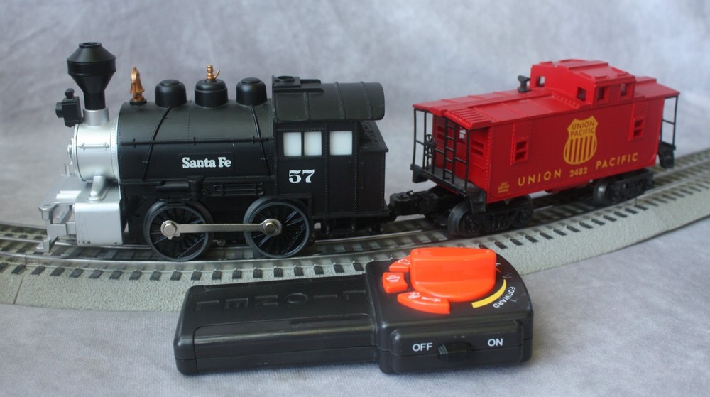 Lionel Junction Santa Fe Steam Switcher Locomotive 57 with Remote And Caboose