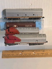 4 Lot – 2 N Scale Loco Santa Fe One Runs The Other Is A Dummy Made In Italy