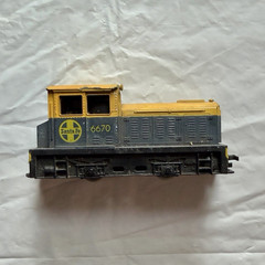 Vintage HO Scale Santa Fe 6670 Switcher Diesel Locomotive Roco/AHM Untested Rail