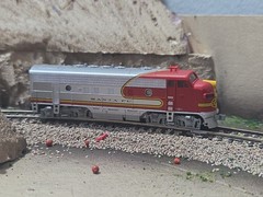 KATO N SCALE EMD F7A AT&SF LOCOMOTIVE 176-2121 #300 TESTED!