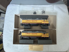 2x Athearn Blue Box HO Union Pacific GP38-2 #2056 Powered Pair – LNIB New